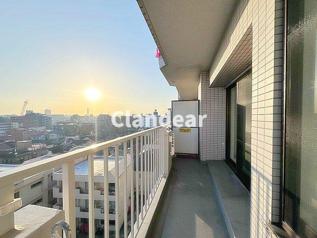 北綾瀬パーク・ホームズのバルコニー|ドキドキの新生活も、安心してスタート。ぴったりの住まいを見つけませんか？クランディアが一緒に住まい選びをサポートします‼　まずは、お気軽にお問合せください　＃クランディア