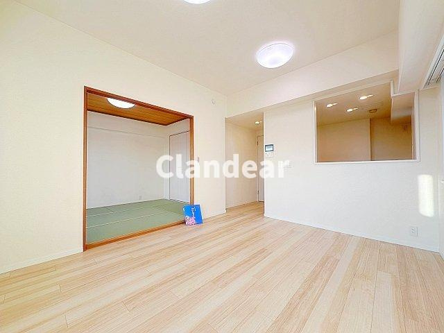 北綾瀬パーク・ホームズの居間・リビング|ドキドキの新生活も、安心してスタート。ぴったりの住まいを見つけませんか？クランディアが一緒に住まい選びをサポートします‼　まずは、お気軽にお問合せください　＃クランディア