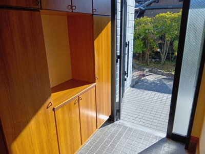 【玄関】 | 五軒家2丁目 戸建 | ★玄関には大型のシューズBOX設置