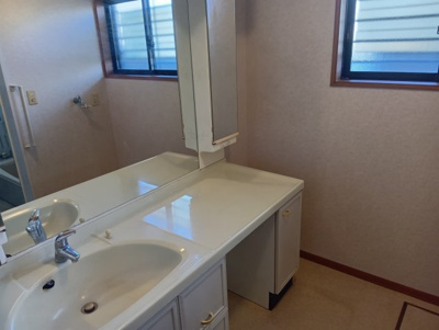 【洗面所】 | 五軒家2丁目 戸建 | ★大理石調の洗面台