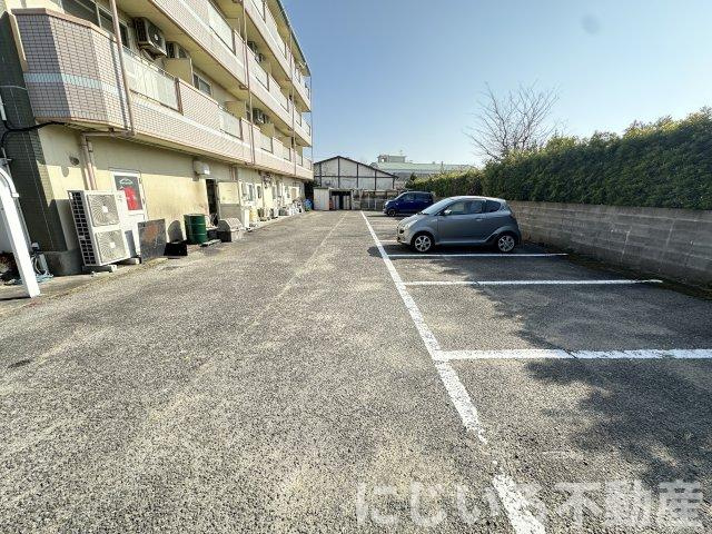 アーバンシャロームの駐車場