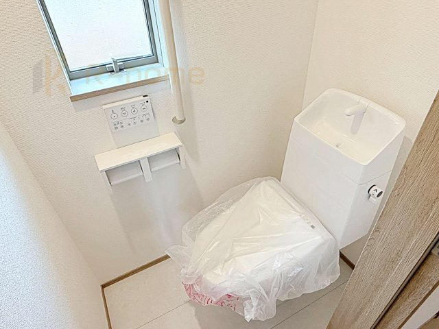 小美玉市栗又四ケ　新築戸建て　A号棟のトイレ|温水洗浄便座付きのトイレ。
トイレが２ヵ所設置で朝の忙しい時間でも安心です。