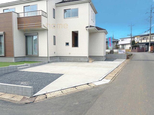 小美玉市栗又四ケ　新築戸建て　A号棟の駐車場|カースペースは3台完備。ゲスト用のスペースも確保できますね♪