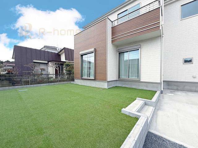 小美玉市栗又四ケ　新築戸建て　A号棟の庭|広々とした日当たりの良いお庭でお家時間を満喫！お手入れが楽な人工芝♪