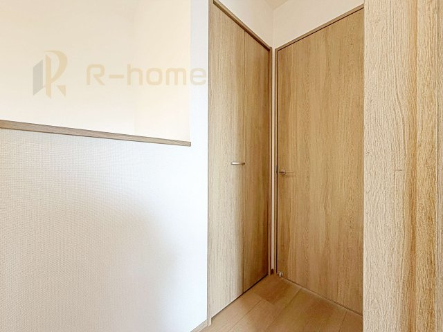 小美玉市栗又四ケ　新築戸建て　A号棟の収納|掃除用具などの収納に便利なホール収納！家族で活用できる嬉しい収納スペース♪