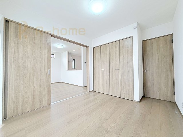 小美玉市栗又四ケ　新築戸建て　A号棟の洋室|1階洋室はゲストルーム、キッズスペースとしても利用可能♪
開放してリビングと繋げればゆとりの大空間！