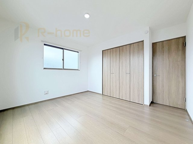 小美玉市栗又四ケ　新築戸建て　A号棟の洋室|どんな部屋家具も合わせやすいシンプルな洋室！
たっぷりの日差しと心地よい風が舞い込む住まい♪