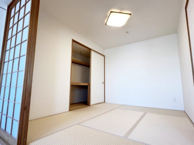 【和室】 | パーソナルヒルズ宮の沢ファーストステージ | カラー畳が素敵なもモダン和室には大きな押入れ付き♪