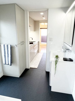 【独立洗面台】 | パーソナルヒルズ宮の沢ファーストステージ | 水回り二方動線・リネン庫付ユーティで家事も楽々♪分♪