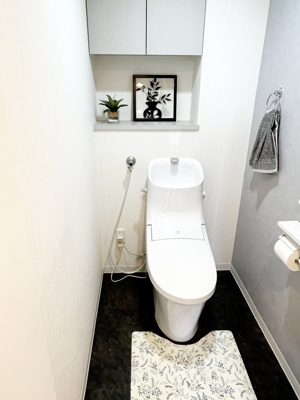 【トイレ】 | パーソナルヒルズ宮の沢ファーストステージ | 収納棚のあるシャワー便座一体型のトイレ♪