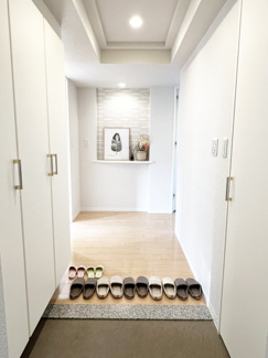 【玄関】 | パーソナルヒルズ宮の沢ファーストステージ | 玄関ホールにはシューズボックスと玄関収納付き♪玄関ホールのタイルを配した飾り棚が素敵です♪