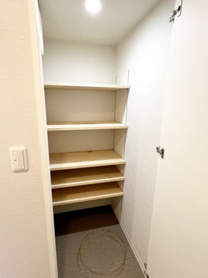 【収納】 | パーソナルヒルズ宮の沢ファーストステージ | 可動棚付の玄関収納は奥行きもたっぷり♪