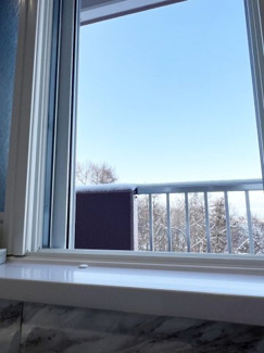 【浴室】 | パーソナルヒルズ宮の沢ファーストステージ | 浴槽に腰かけた時の窓の眺めです♪お家にいながらちょっとした露天風呂気分を味わえます♪