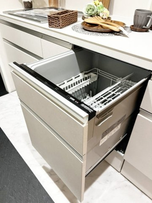 【キッチン】 | パーソナルヒルズ宮の沢ファーストステージ | 一般的な浅型と違い大きなお皿や調理器具も洗える45ｃｍ幅の深型食洗器を採用しています♪