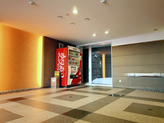 【エントランス】 | パーソナルヒルズ宮の沢ファーストステージ | エントランス内のロビーにはうれしい自販機付き♪