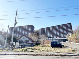 【外観】 | パーソナルヒルズ宮の沢ファーストステージ | 北一条通から入ってすぐの通路を上がった高台のマンションです♪