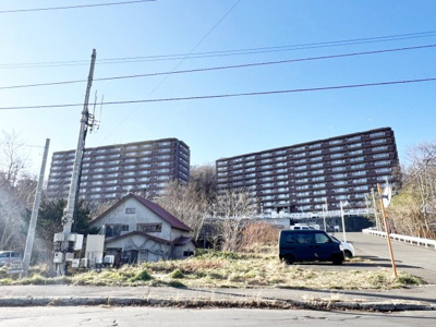 【外観】 | パーソナルヒルズ宮の沢ファーストステージ | 北一条通から入ってすぐの通路を上がった高台のマンションです♪