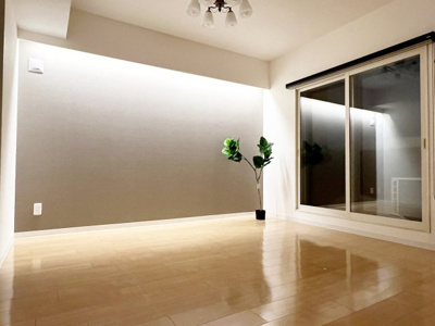 【居間・リビング】 | パーソナルヒルズ宮の沢ファーストステージ | 間接照明がムーディな夜のリビングダイニング♪