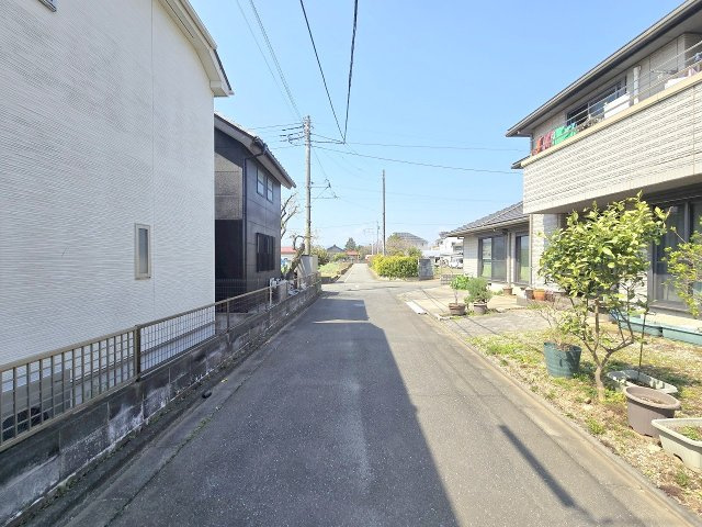 あきる野市小川　中古戸建の前面道路含む現地写真