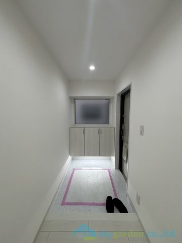 ベルフラワーズ大住台４号棟の玄関
