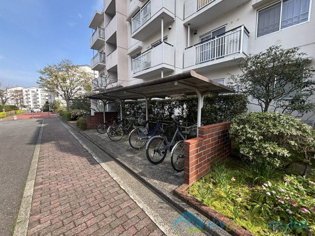 ベルフラワーズ大住台４号棟の駐輪場