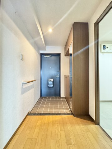 ネオステージ東浜松壱番館の玄関|収納スペースを備えた、すっきりとした印象の玄関です。