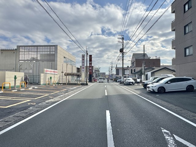 ネオステージ東浜松壱番館の現況写真|前面道路南側を向いて撮影しました。
