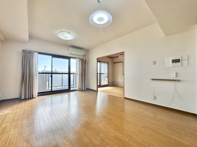 ネオステージ東浜松壱番館の居間・リビング|大きな窓から差し込む陽射しが、部屋全体を明るく気持ちの良い空間にしてくれます！