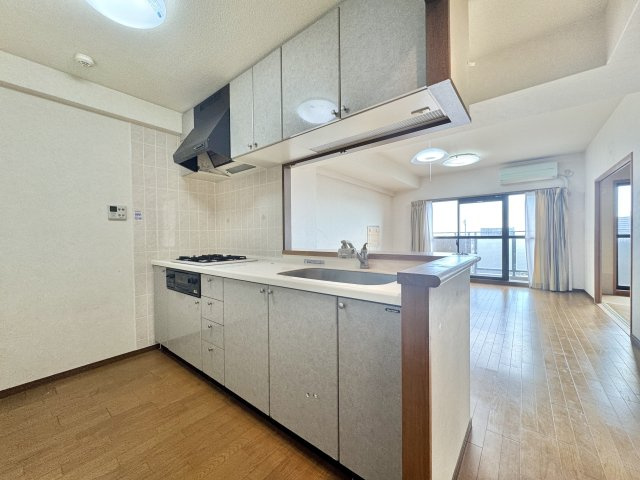 ネオステージ東浜松壱番館のキッチン|キッチンからはリビング全体が良く見渡せる間取りになっています！