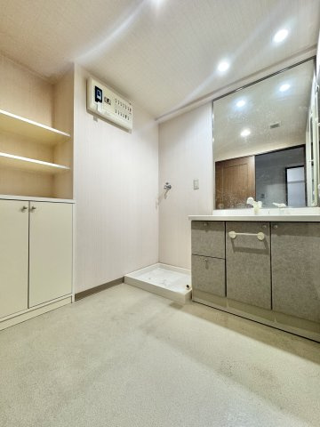 ネオステージ東浜松壱番館の独立洗面台|大きな鏡の洗面台。二人並んで、身支度できるので朝の時間にゆとりが持てます。