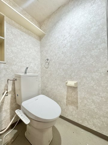 ネオステージ東浜松壱番館のトイレ|背面には収納棚も付いており、トイレットペーパーや掃除用品のストックを収納するのに便利です♪