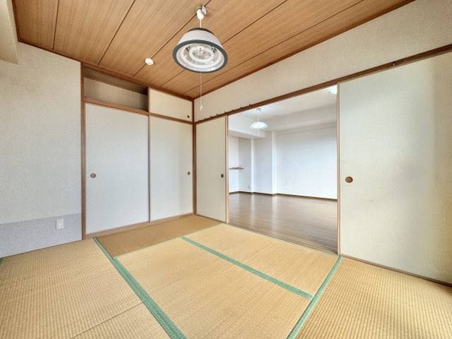 ネオステージ東浜松壱番館の和室|リビングから繋がる約6帖和室！客間としてはもちろん、お子様のお昼寝や洗濯物を畳むなどの家事スペースにも活躍します！