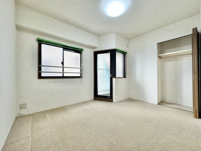 ネオステージ東浜松壱番館の洋室|約5.7帖の洋室です。二面採光で明るく、収納スペースも備えた使い勝手の良い洋室です。