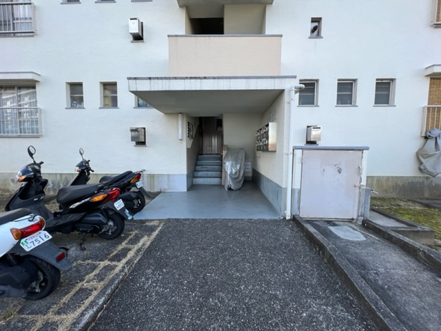 公団狭山住宅2号棟のエントランス