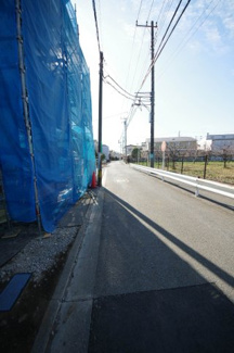 【前面道路含む現地写真】 | 【仲介手数料無料！！】府中市朝日町1丁目　新築戸建て（全4棟）1号棟　7199万円 | 令和８年１月１８日撮影　建築中