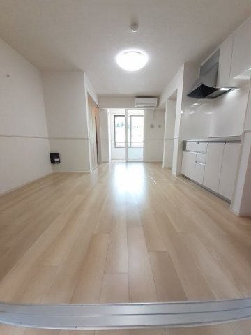 オレンジヴィラージュの居間・リビング|こちらの居間で趣味の時間をお楽しみください