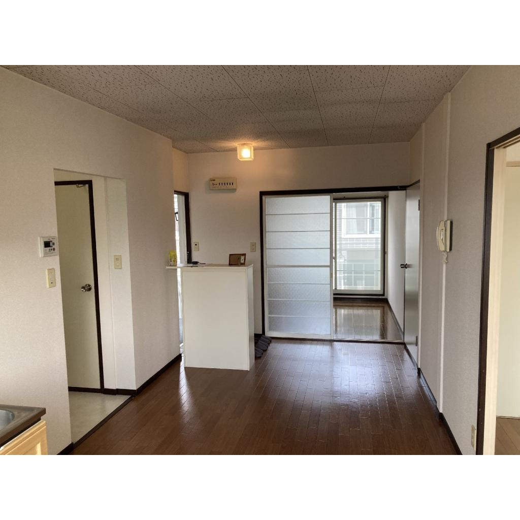 サンビレッジ祇園　Ｄの内装|明るい色調の室内です