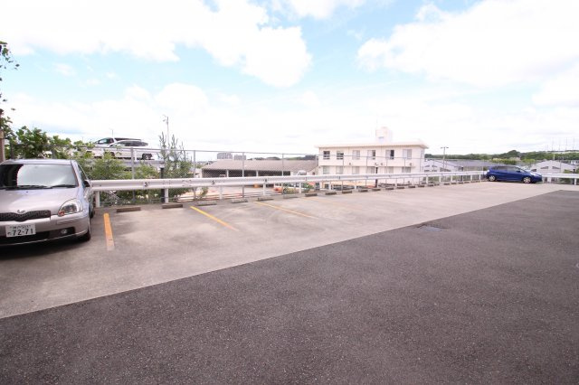マンション望伊川谷の駐車場