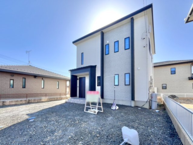 【中古戸建】足利市葉鹿町の外観|■外観｜広々とした駐車スペースで楽々駐車可能！お買い物後もスムーズにお荷物を運べます♪