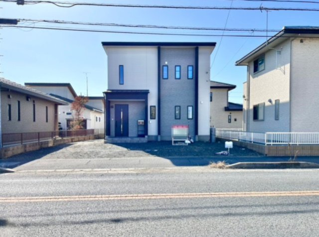 【中古戸建】足利市葉鹿町の外観|■外観｜光の当たり方によって陰影が美しく際立ち、時間帯ごとに異なる表情を楽しめる魅力があります。スタイリッシュで都会的な印象を与えつつも、シンプルで飽きのこない外観に仕上がっています。
