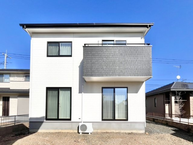 【中古戸建】足利市葉鹿町の外観|■外観｜白ベースの外観は清潔感あふれる明るい印象的で、周囲の景観にも自然と調和しながらやわらかく上品な雰囲気を演出させてくれます♪