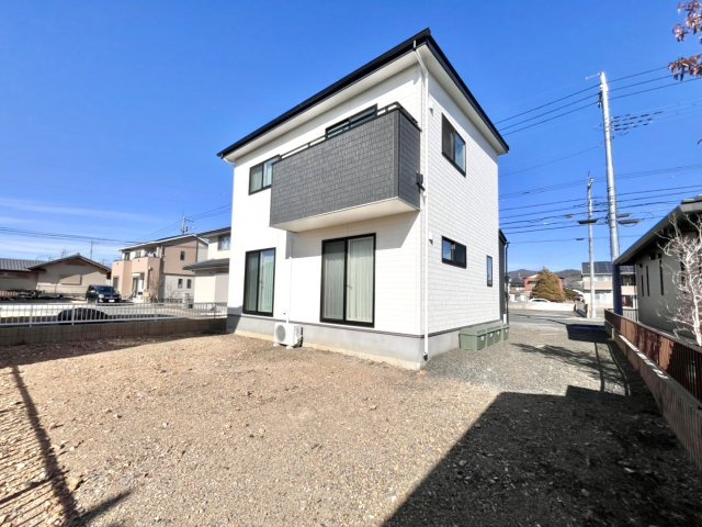 【中古戸建】足利市葉鹿町の外観|■外観｜南西側のお庭なので暗くなりがちな夕方も明るい印象にしてくれます♪道路から離れたお庭なのでお子様が外で遊ぶ際も安心です♪リビングからお庭が見える子育て世帯にも嬉しい設計です♪