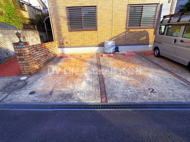 ローズコート美園の駐車場