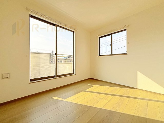 水戸市大塚町　新築戸建て　B号棟の洋室|2面窓の風通しの良い洋室です♪差し込む暖かな陽当たりで、室内がくつろげる空間に早変わりです♪