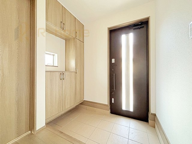 水戸市大塚町　新築戸建て　B号棟の玄関|気持ちよくご家族やゲストを送迎できる穏やかな雰囲気の玄関♪大きな下駄箱で玄関廻りスッキリ♪