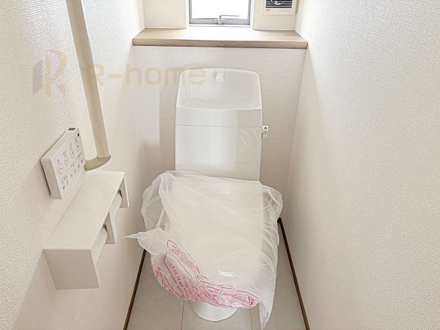 水戸市大塚町　新築戸建て　B号棟のトイレ|温水洗浄便座付きのトイレ。
トイレが２ヵ所設置で朝の忙しい時間でも安心です。