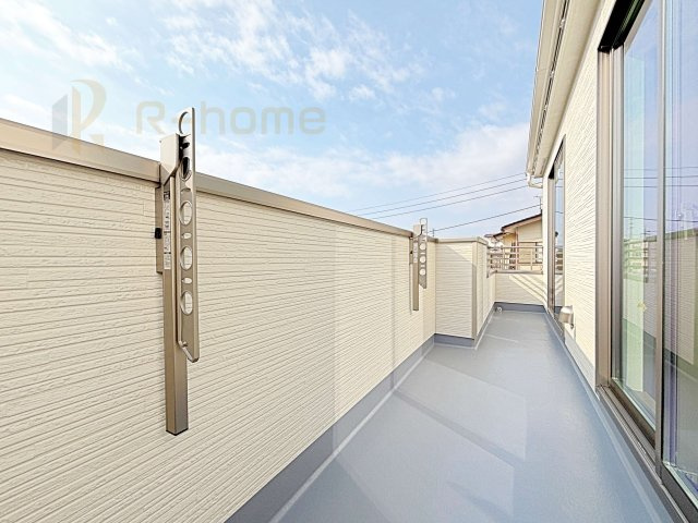 水戸市大塚町　新築戸建て　B号棟のバルコニー|お布団やラグなどの大きな物も干しやすい広々としたバルコニー！