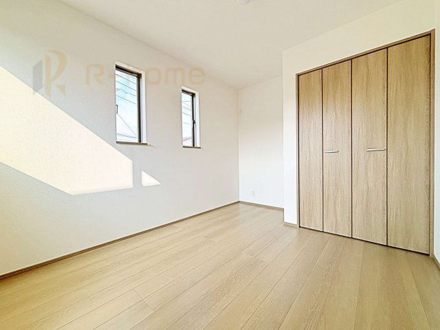 水戸市大塚町　新築戸建て　B号棟の洋室|どんな部屋家具も合わせやすいシンプルな洋室！
たっぷりの日差しと心地よい風が舞い込む住まい♪