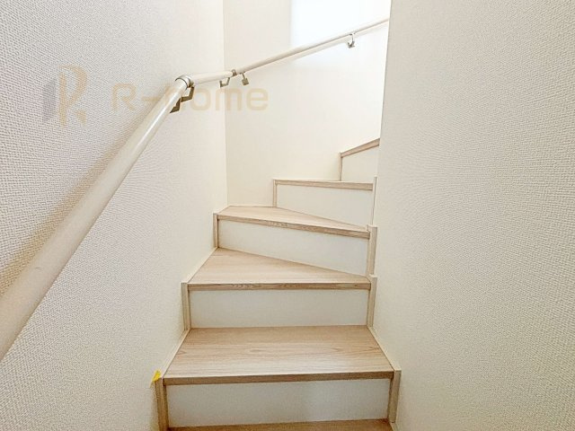 水戸市大塚町　新築戸建て　B号棟の内装|手すりのついた階段！小さなお子様の利用も一安心です♪