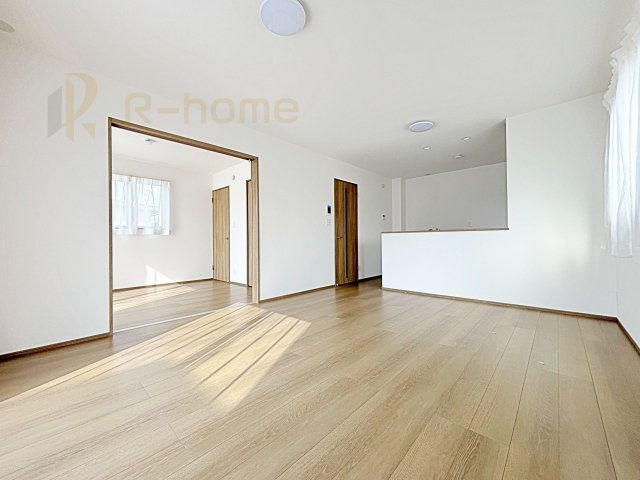 水戸市大塚町　新築戸建て　B号棟の居間・リビング|広くて明るいＬＤＫ♪ ゆったりくつろげるリビングスペースで、ご家族皆様の笑顔が溢れます。